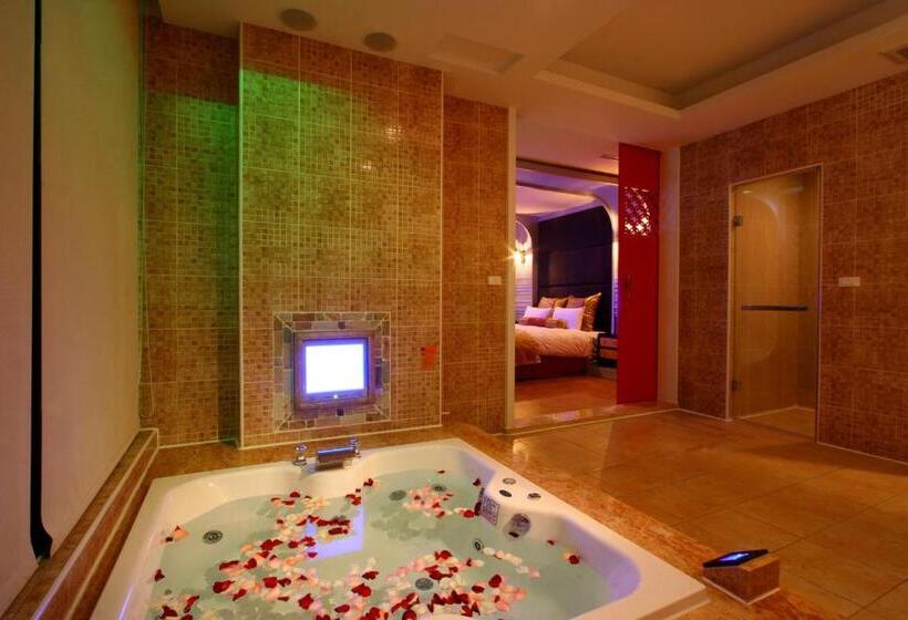 اتاق سوپریور با وان آب گرم, Melody Motel