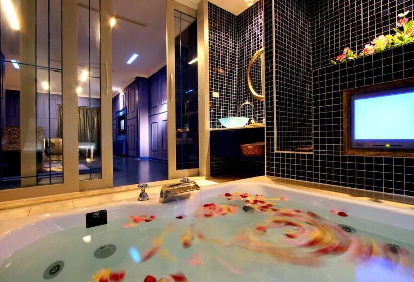 اتاق سوپریور با وان آب گرم, Melody Motel