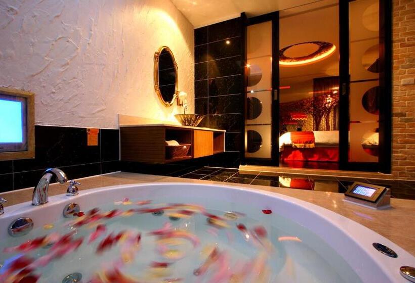 اتاق لوکس با وان آب گرم, Melody Motel