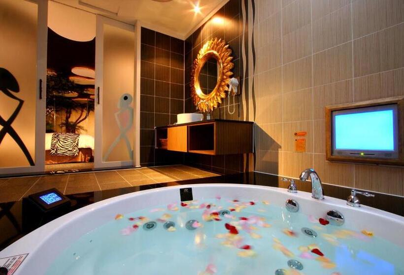 اتاق لوکس با وان آب گرم, Melody Motel