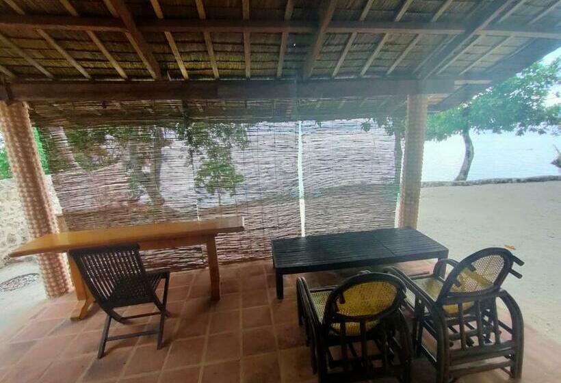 豪华海景房带阳台, Moalboal T Breeze Coastal Resort