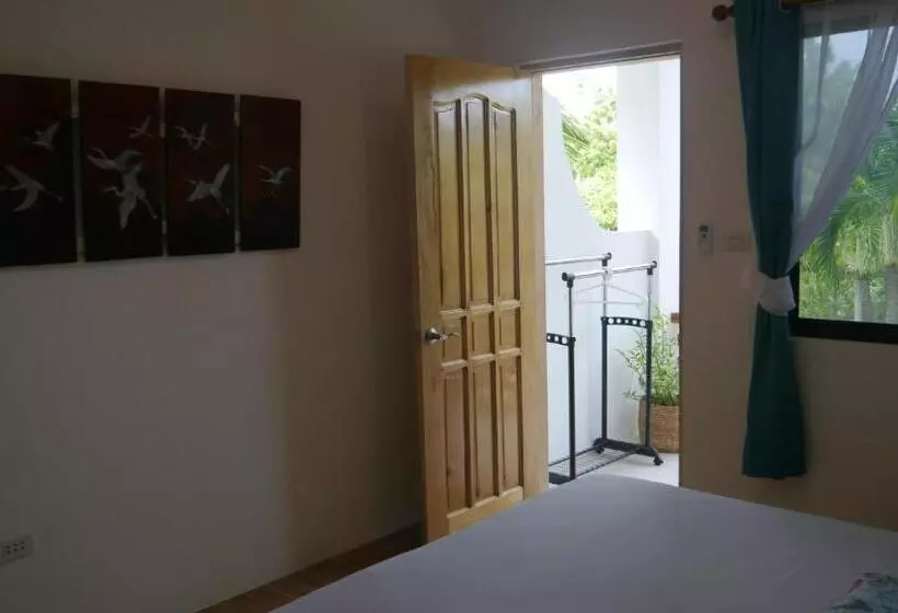 バルコニー付きスタンダードルーム, Moalboal T Breeze Coastal Resort