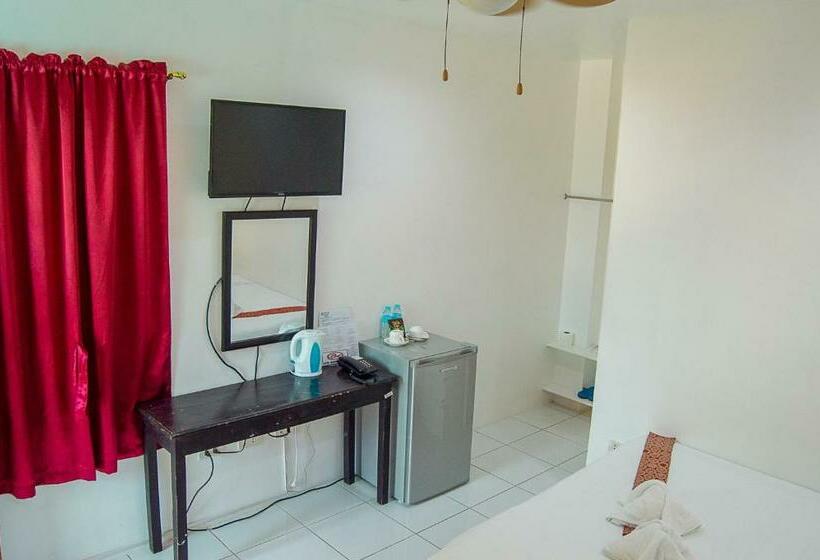 اتاق لوکس با چشم‌انداز استخر, Moalboal Tropics