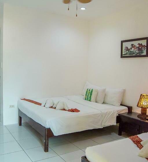 اتاق لوکس با چشم‌انداز استخر, Moalboal Tropics