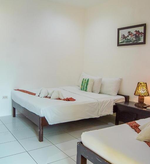 اتاق لوکس با چشم‌انداز استخر, Moalboal Tropics