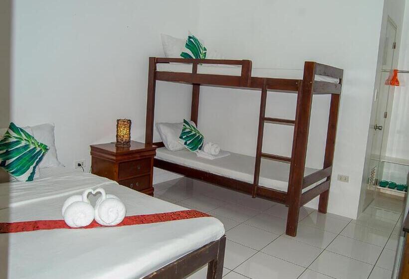 اتاق خانوادگی با چشم‌انداز باغ, Moalboal Tropics