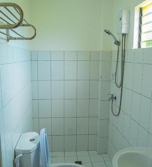 اتاق خانوادگی با چشم‌انداز باغ, Moalboal Tropics