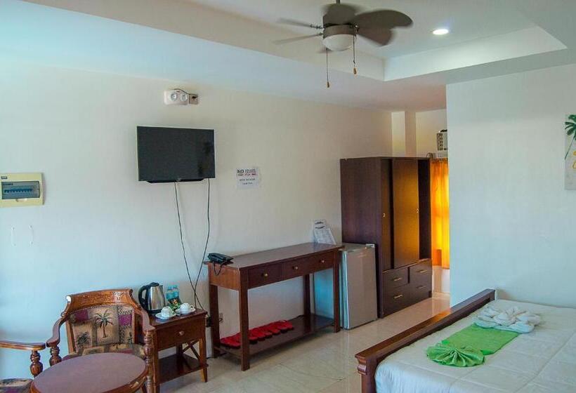 اتاق استاندارد با چشم‌انداز استخر, Moalboal Tropics