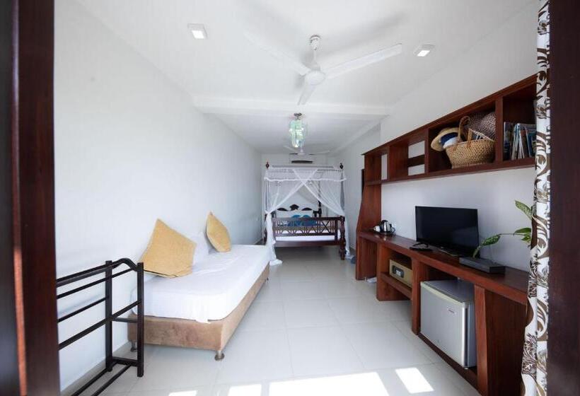 سوییت لوکس, The Waves  Unawatuna