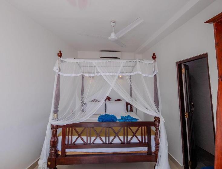 سوییت لوکس, The Waves  Unawatuna