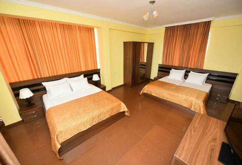 اتاق خانوادگی, Lazuri