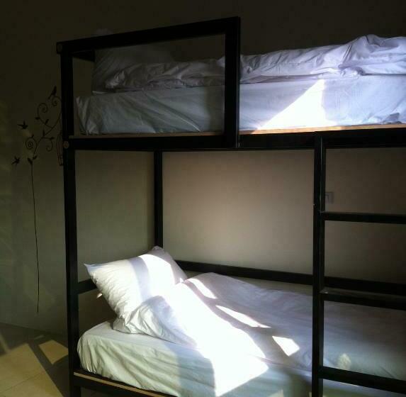 تختخواب در اتاق مشترک, The Way Hostel & Bar