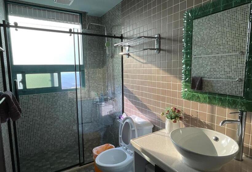 اتاق خانوادگی, Jing Zhan