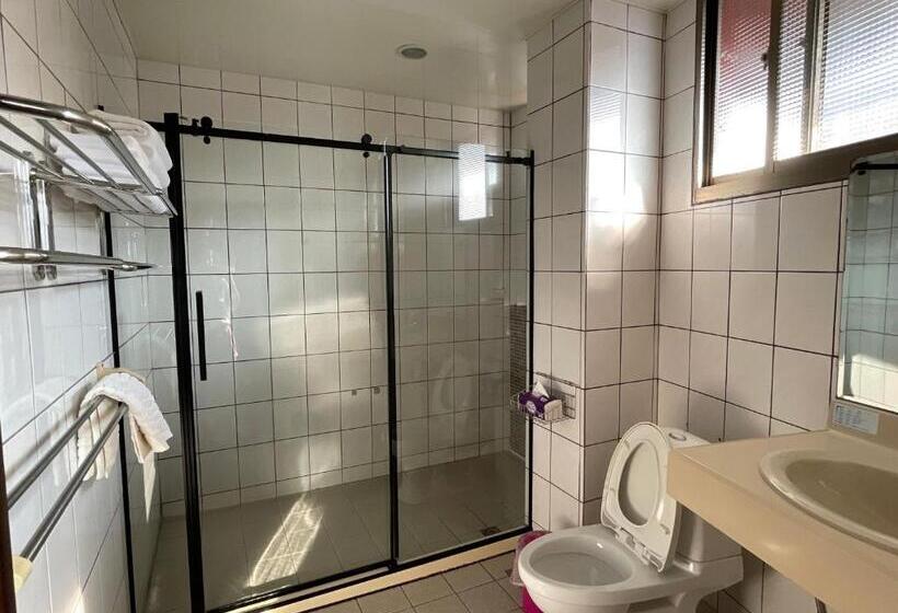 اتاق خانوادگی با چشم‌انداز کوه, Jing Zhan