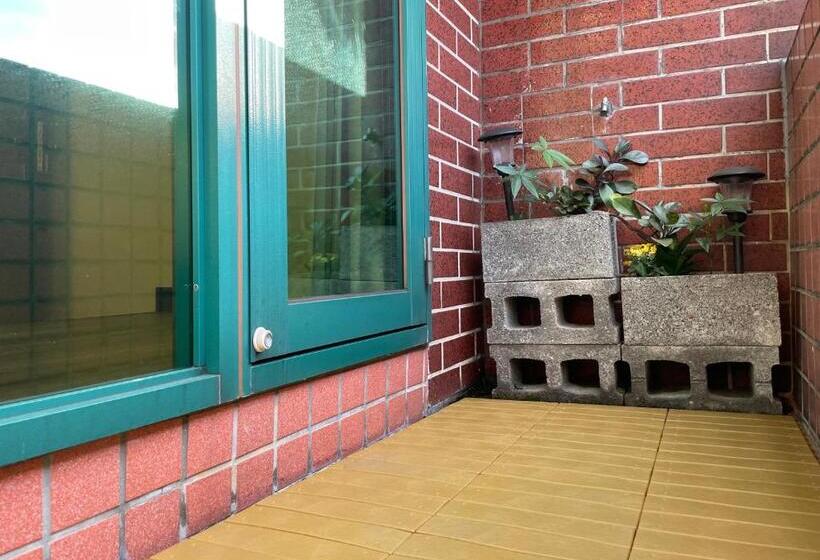 اتاق لوکس با بالکن و چشم‌انداز دریا, Jing Zhan