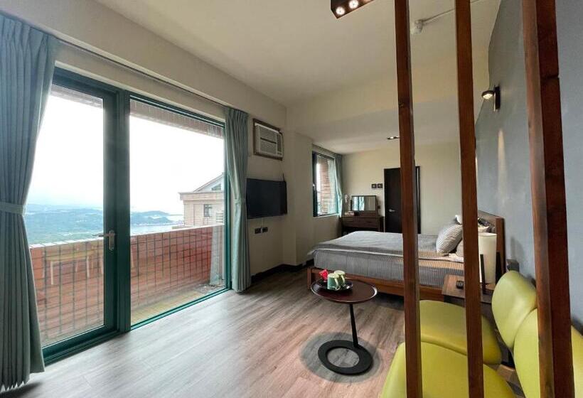 اتاق لوکس با بالکن و چشم‌انداز دریا, Jing Zhan