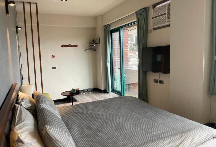 اتاق لوکس با بالکن و چشم‌انداز دریا, Jing Zhan