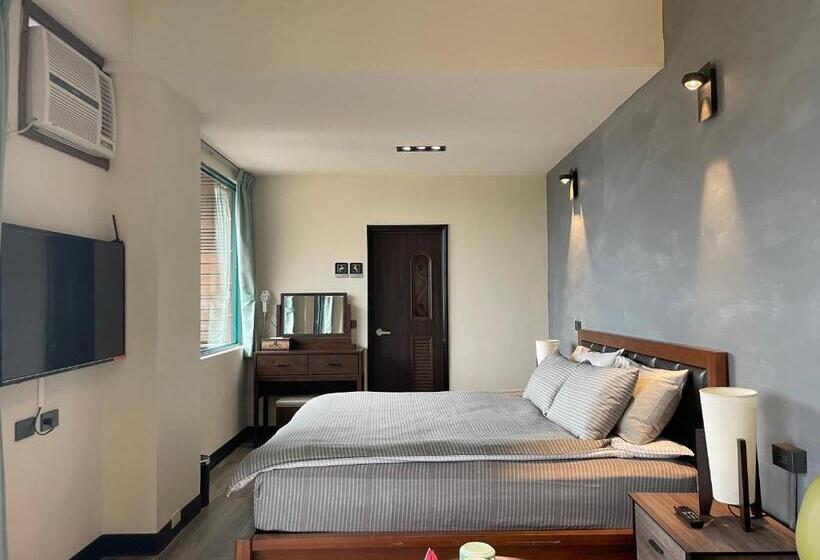 اتاق لوکس با بالکن و چشم‌انداز دریا, Jing Zhan