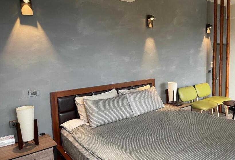 اتاق لوکس با بالکن و چشم‌انداز دریا, Jing Zhan