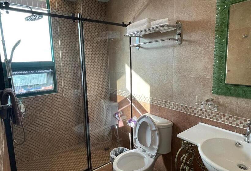 اتاق لوکس با بالکن و چشم‌انداز دریا, Jing Zhan