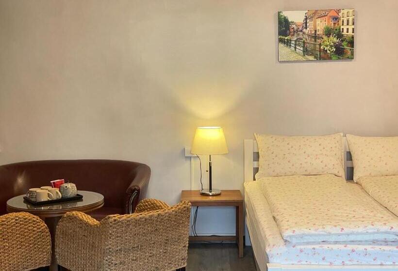 اتاق خانوادگی با چشم‌انداز کوه, Jing Zhan