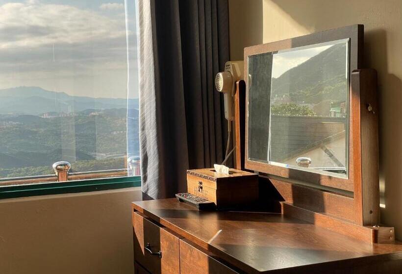 اتاق لوکس با بالکن و چشم‌انداز دریا, Jing Zhan