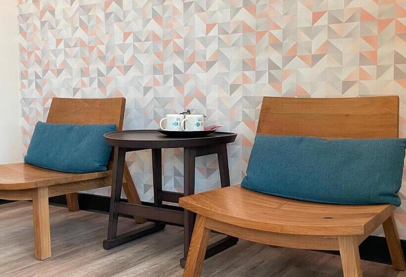 اتاق لوکس با بالکن و چشم‌انداز دریا, Jing Zhan