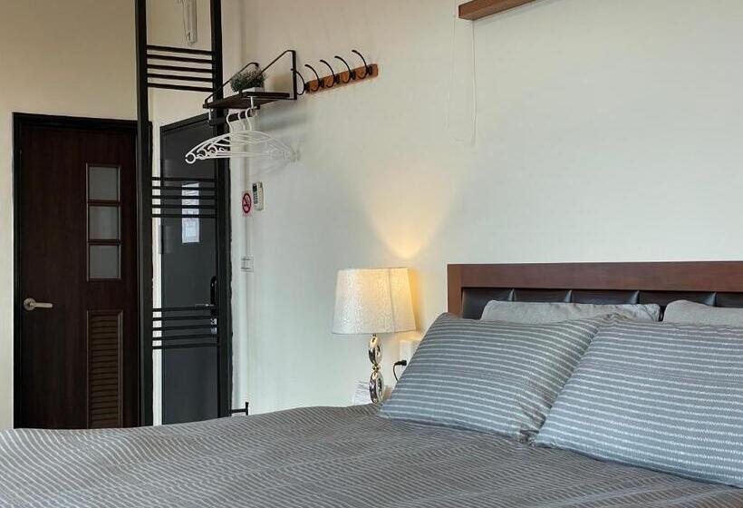 اتاق لوکس با بالکن و چشم‌انداز دریا, Jing Zhan