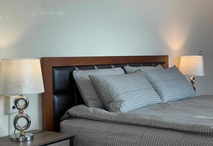 اتاق لوکس با بالکن و چشم‌انداز دریا, Jing Zhan