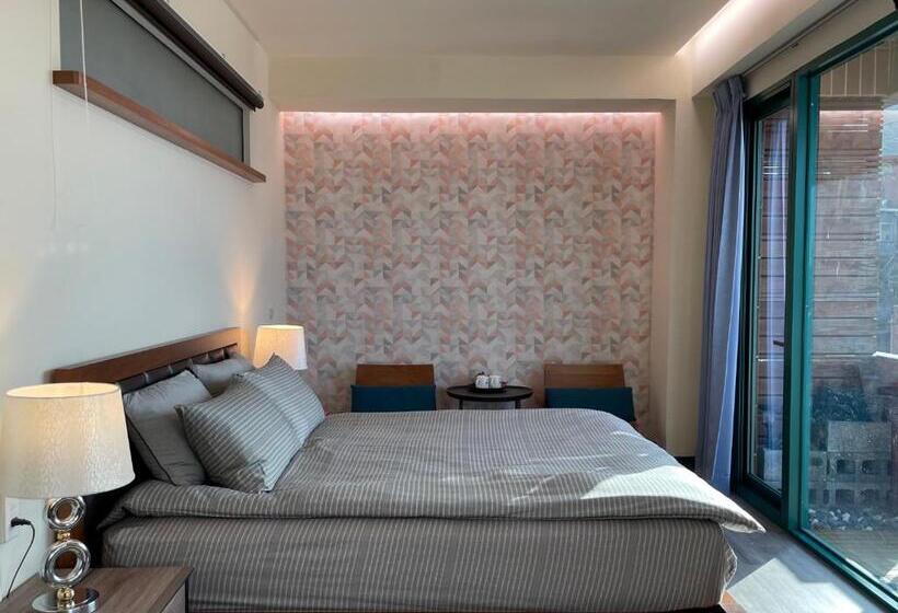 اتاق لوکس با بالکن و چشم‌انداز دریا, Jing Zhan