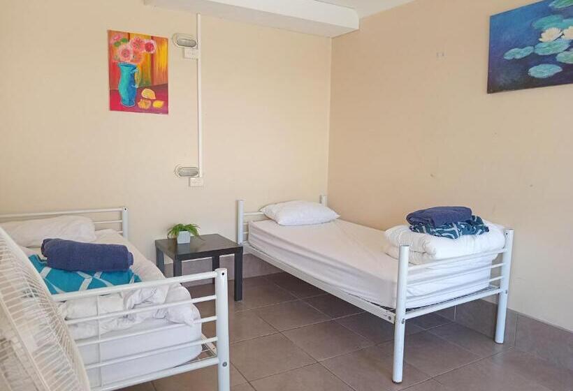 חדר סטנדרט לשלושה, Hervey Bay Flashpackers