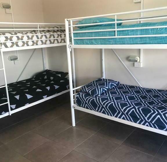 מיטה בחדר מעונות עם מקלחת משותפת, Hervey Bay Flashpackers
