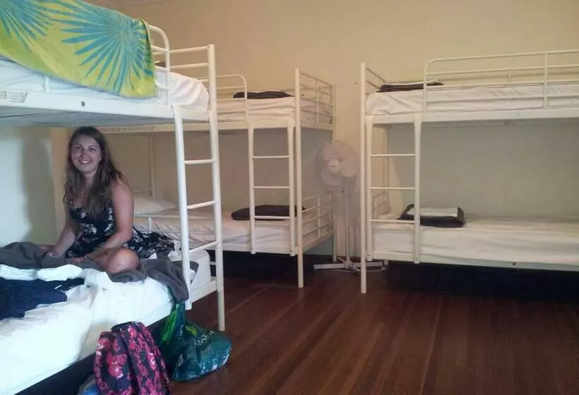 ルームシェアのワンベッド, Hervey Bay Flashpackers