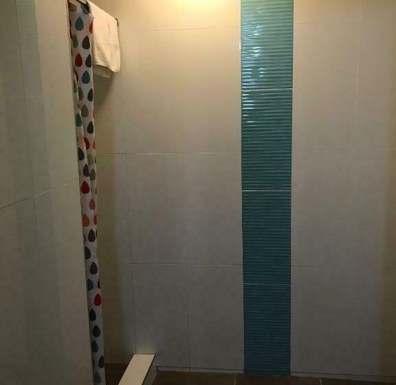 מיטה בחדר מעונות עם מקלחת משותפת, Hervey Bay Flashpackers