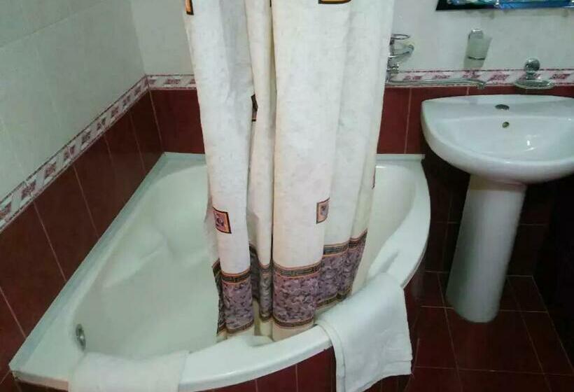 غرفة قياسية, Latif Samarkand