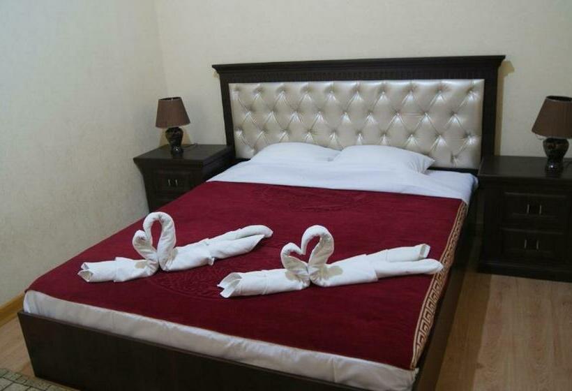 غرفة قياسية, Latif Samarkand