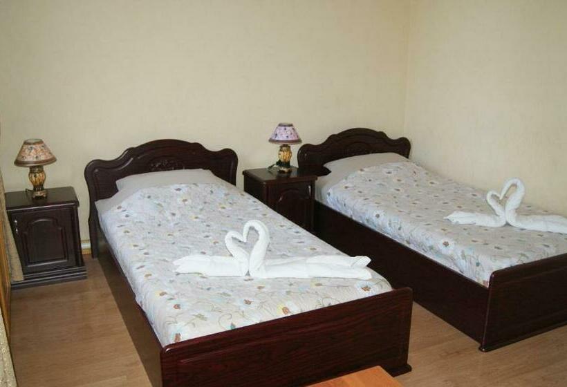 غرفة قياسية, Latif Samarkand