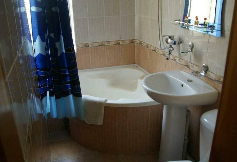 غرفة فردية مطلة على حمام السباحة, Latif Samarkand