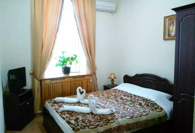 غرفة فردية مطلة على حمام السباحة, Latif Samarkand