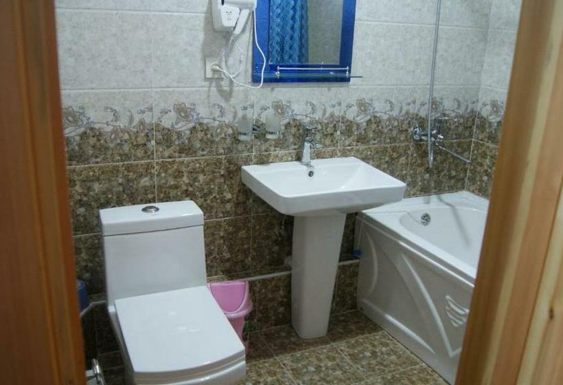 غرفة قياسية ثلاثية, Latif Samarkand