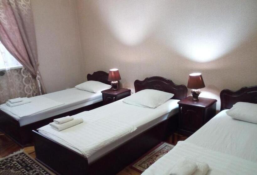 غرفة قياسية ثلاثية, Latif Samarkand