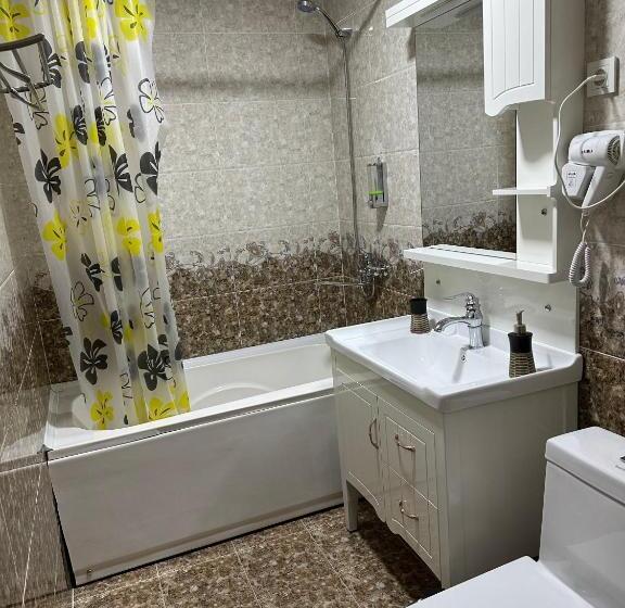 غرفة قياسية ثلاثية مزودة بشرفة, Latif Samarkand