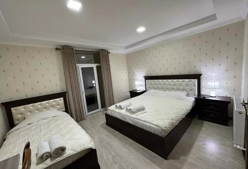 Quarto Triplo Estandar Vista Piscina, Latif Samarkand