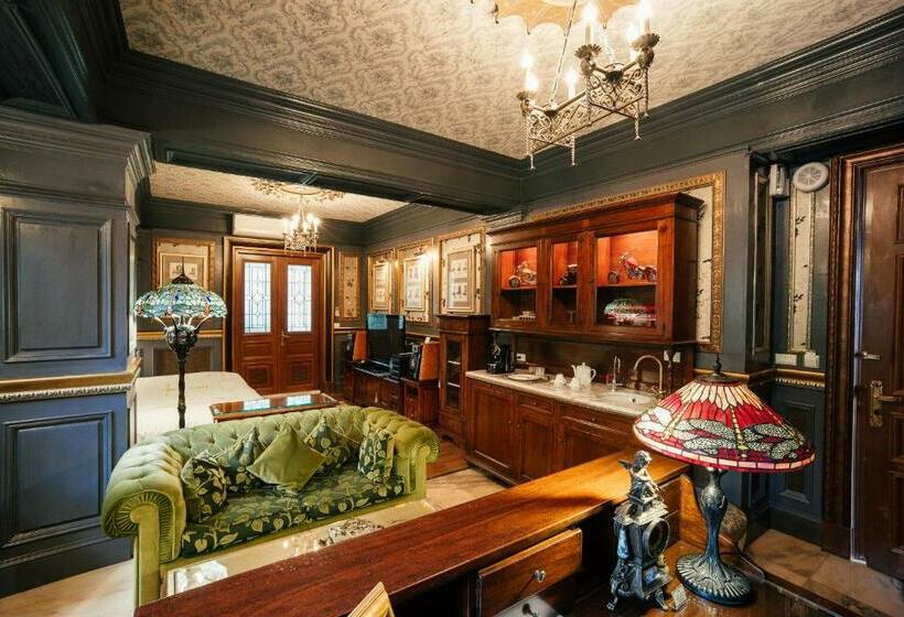 اتاق سوپریور, The Old England Manor