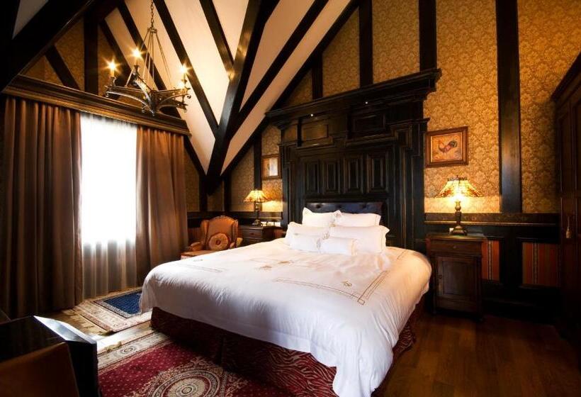 اتاق پریمیوم چهارنفره, The Old England Manor