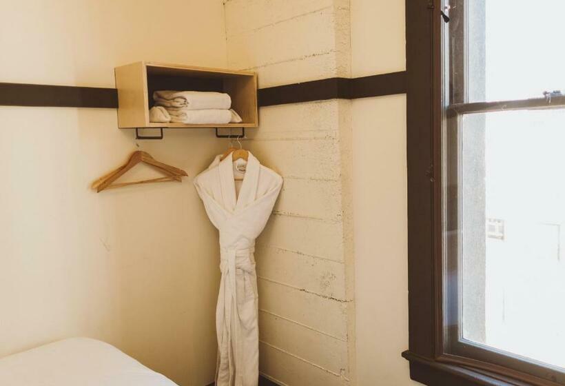 Номер Стандарт Совместная Ванная, The Society