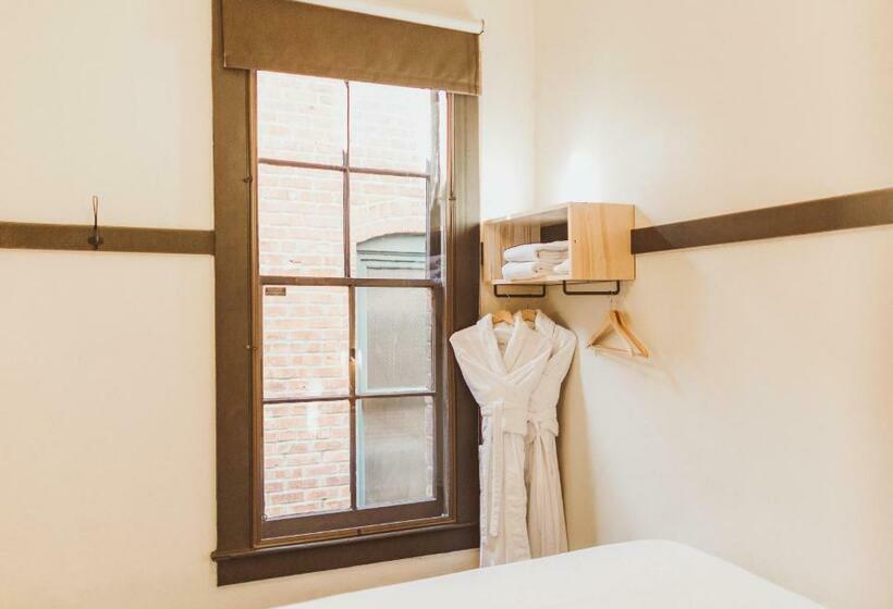 Номер Стандарт Совместная Ванная, The Society