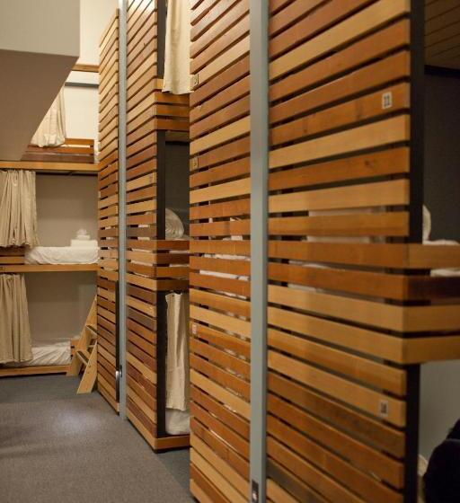 Кровать в Общей Комнате, The Society