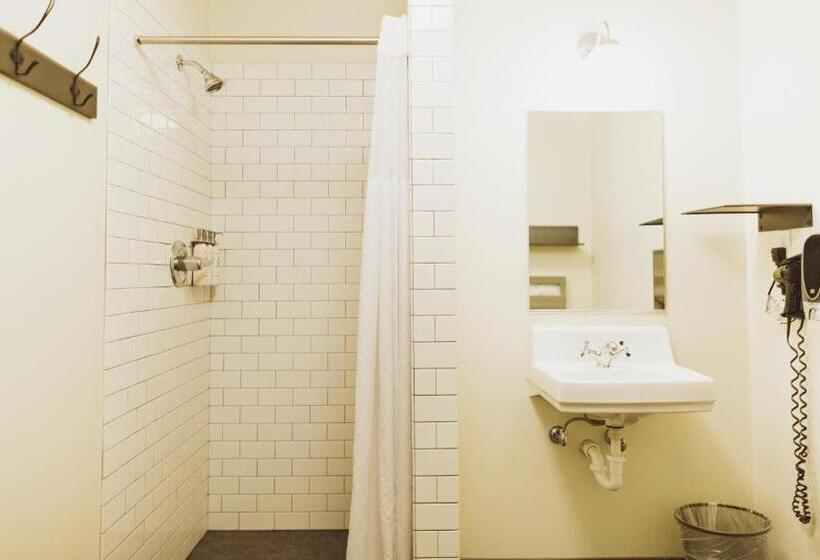 Кровать в Общей Комнате, The Society