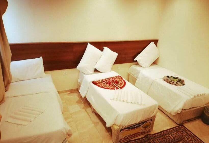 标准三人间, Kwthr Almahaba